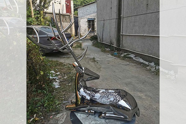 Custom Mirror Polished Stainless Steel Reclining Deer Sculpture – Modern Animal Art for Outdoor or Indoor Decor  Custom Mirror Polished Stainless Steel Reclining Deer Sculpture – Modern Animal Art for Outdoor or Indoor Decor